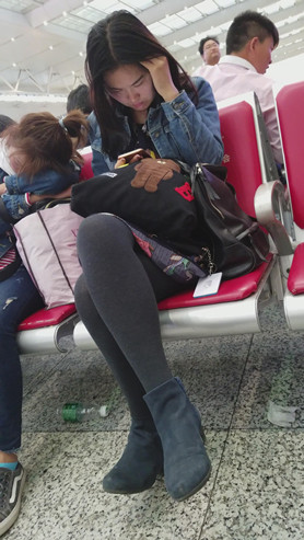 玩手机的妹子