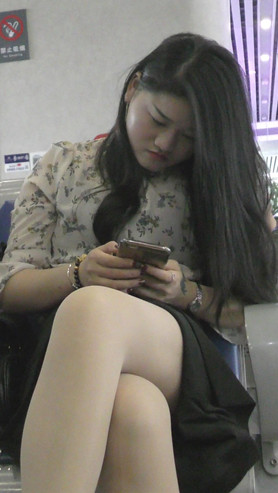 丰腴的黑丝美足妹子