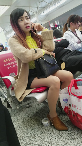 打电话的肉丝妹子
