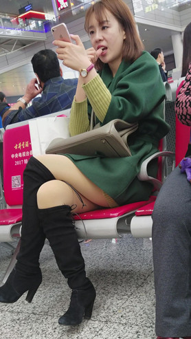 绿衣黑色长靴女孩