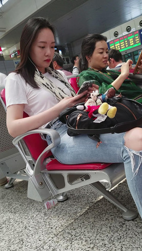 漂亮的牛仔裤女孩
