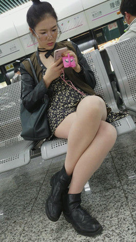 漂亮的美腿肉丝美女