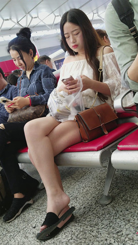 白嫩美腿小妹