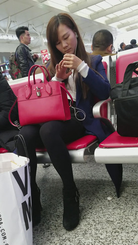 听歌的黑色丝袜妹子