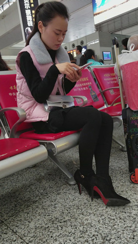 玩手机的小妹