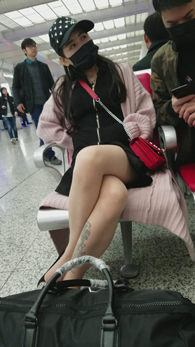 腿上有纹身的小姐姐