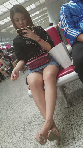牛仔裙妹子