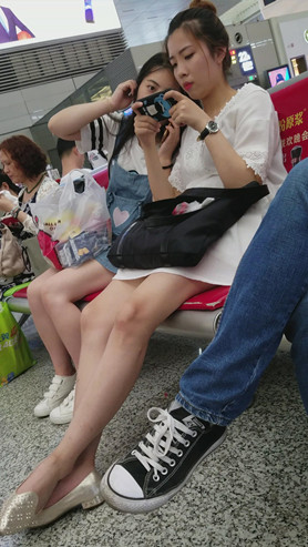 漂亮的白裙美女