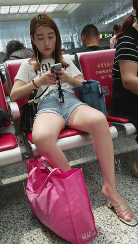 白嫩美腿小妹