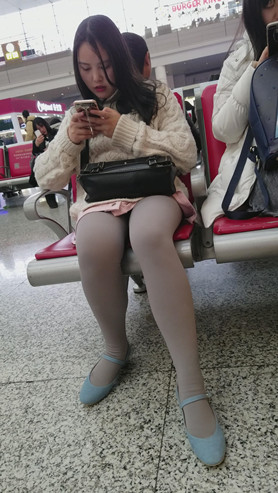 两个年轻的妹子