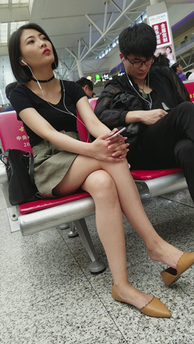 听歌的漂亮短发美女