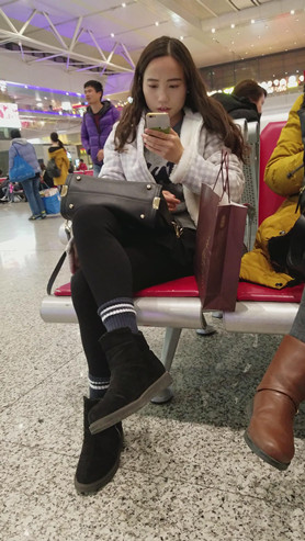 玩手机的妹子
