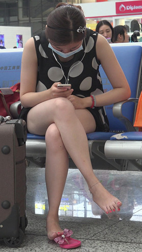 玩手机的美足妹子