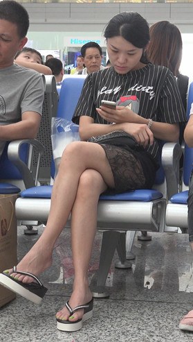候车室休息的妹子