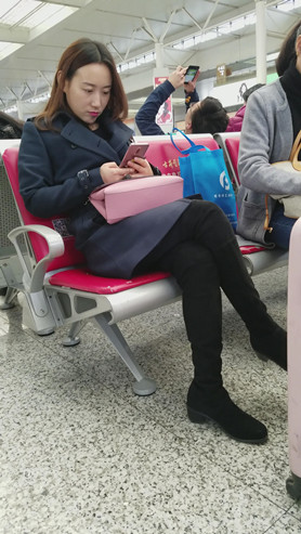 玩手机的美妇