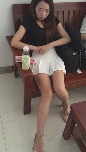 黑衣白裙妹子