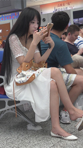 白裙长发美女