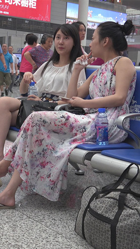 花裙丸子头妹子