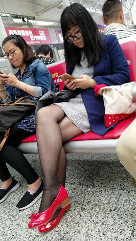 候车室的黑丝眼镜妹