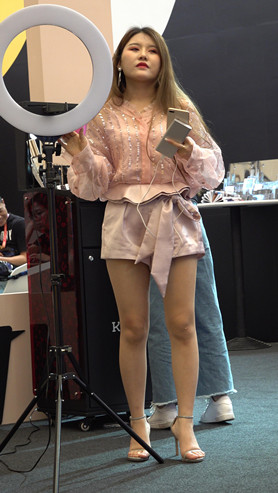 长发美腿小姐姐
