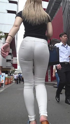 黑衣白紧裤美眉