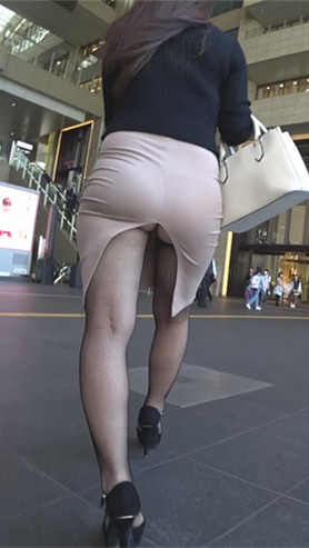 后开叉紧身包屯裙美女