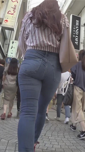 街拍紧绷的牛仔裤圆润美女