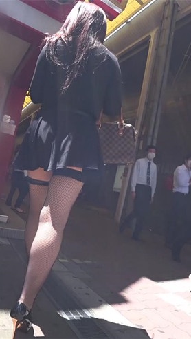 黑色短裙美眉