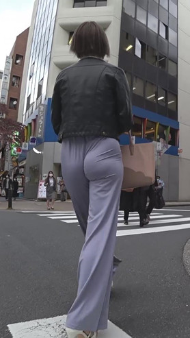 灰色休闲长裤美眉