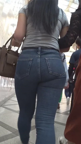 紧身蓝色牛仔裤美女