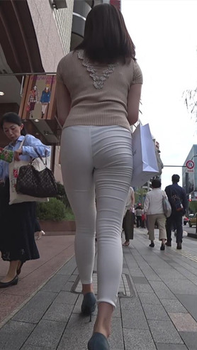 白色紧身裤美妇
