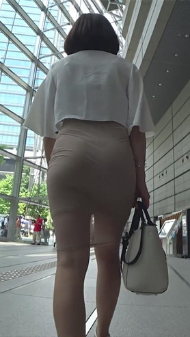 紧身包臀裙丰腴美眉