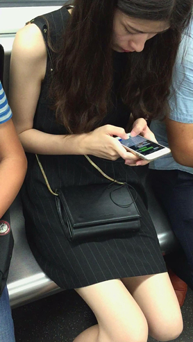 地铁上遇见低头玩手机的美腿妹子