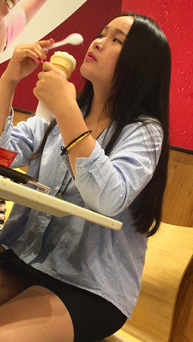 尖嘴高跟鞋肉丝OL包臀裙美女在吃甜筒