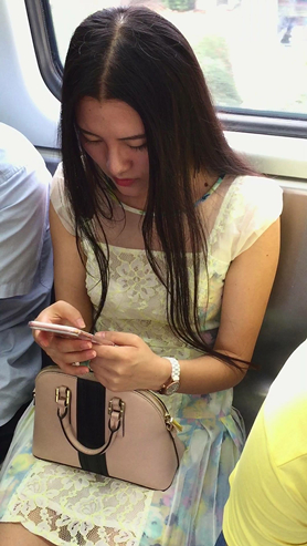 地铁偶遇甜美公主裙美眉