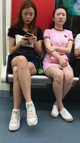 地铁上拍摄两位白腿美眉