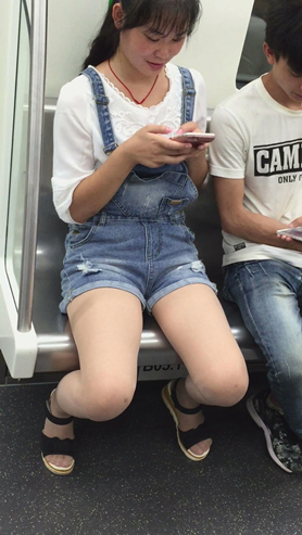 地铁偶遇吊带牛仔热裤文静小美女