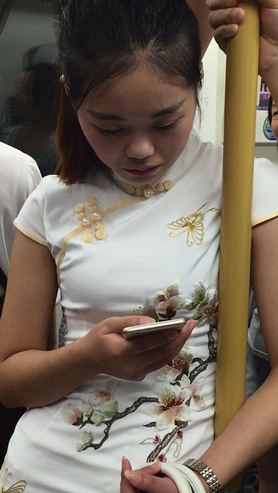 旗袍少妇有心事
