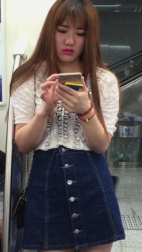 地铁偶遇大红唇美女