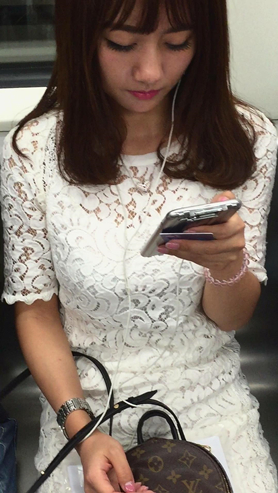 地铁上偶遇清纯文静甜美小仙女