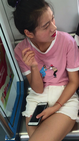 地铁偶遇白腿板鞋美眉