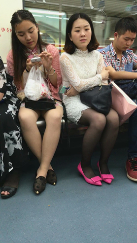 对面坐的两美女有点小诱惑