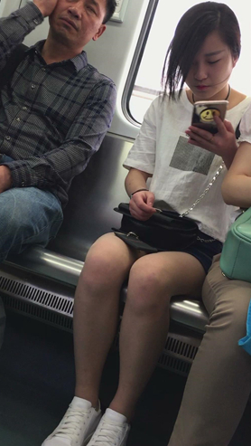 玩手机的小姐姐