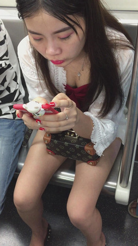 玩手机的红唇MM