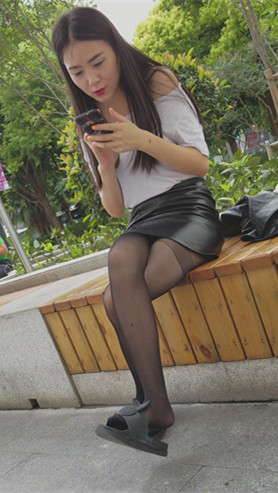 黑丝皮裙美腿