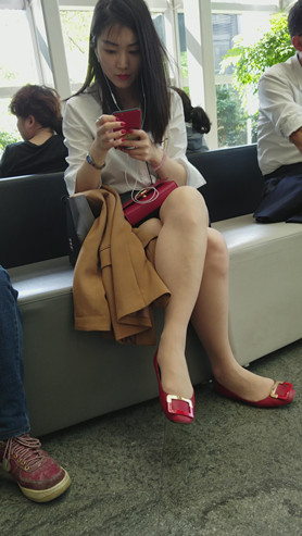 漂亮的裸腿小姐姐