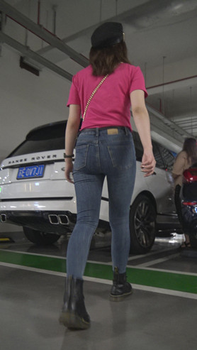 粉衣蓝牛小姐姐