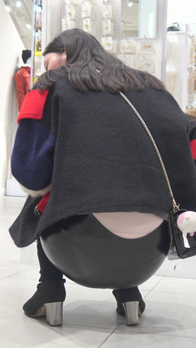 商场里的黑皮裤美女