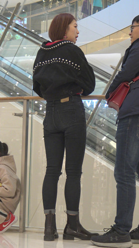短发黑牛仔妹子