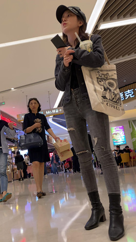 牛仔短发长腿美女